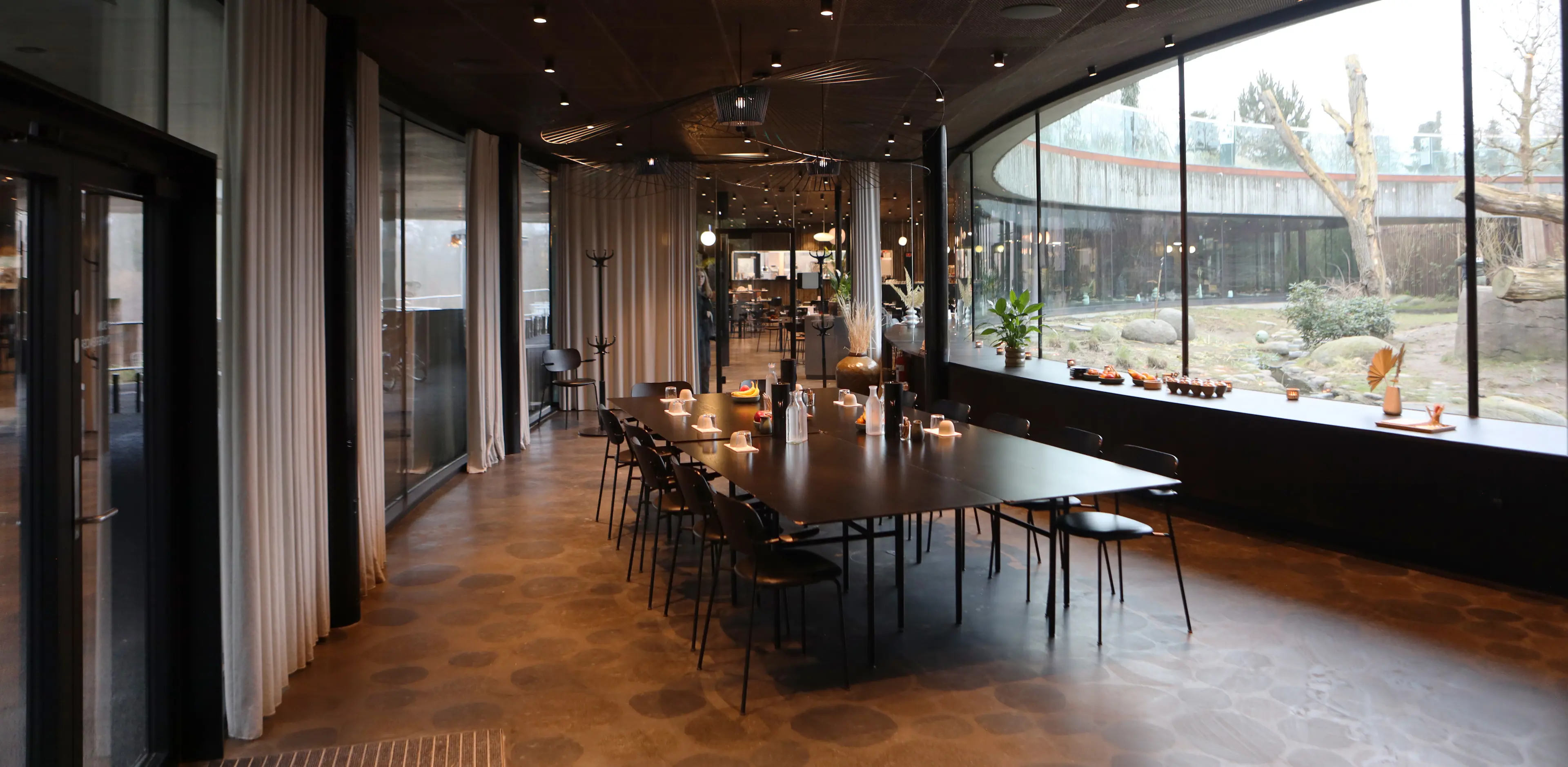 Mødelokale i Bistro Ailu på Zoologisk Have med opstillet konferencebord og udsigt til panda anlægget