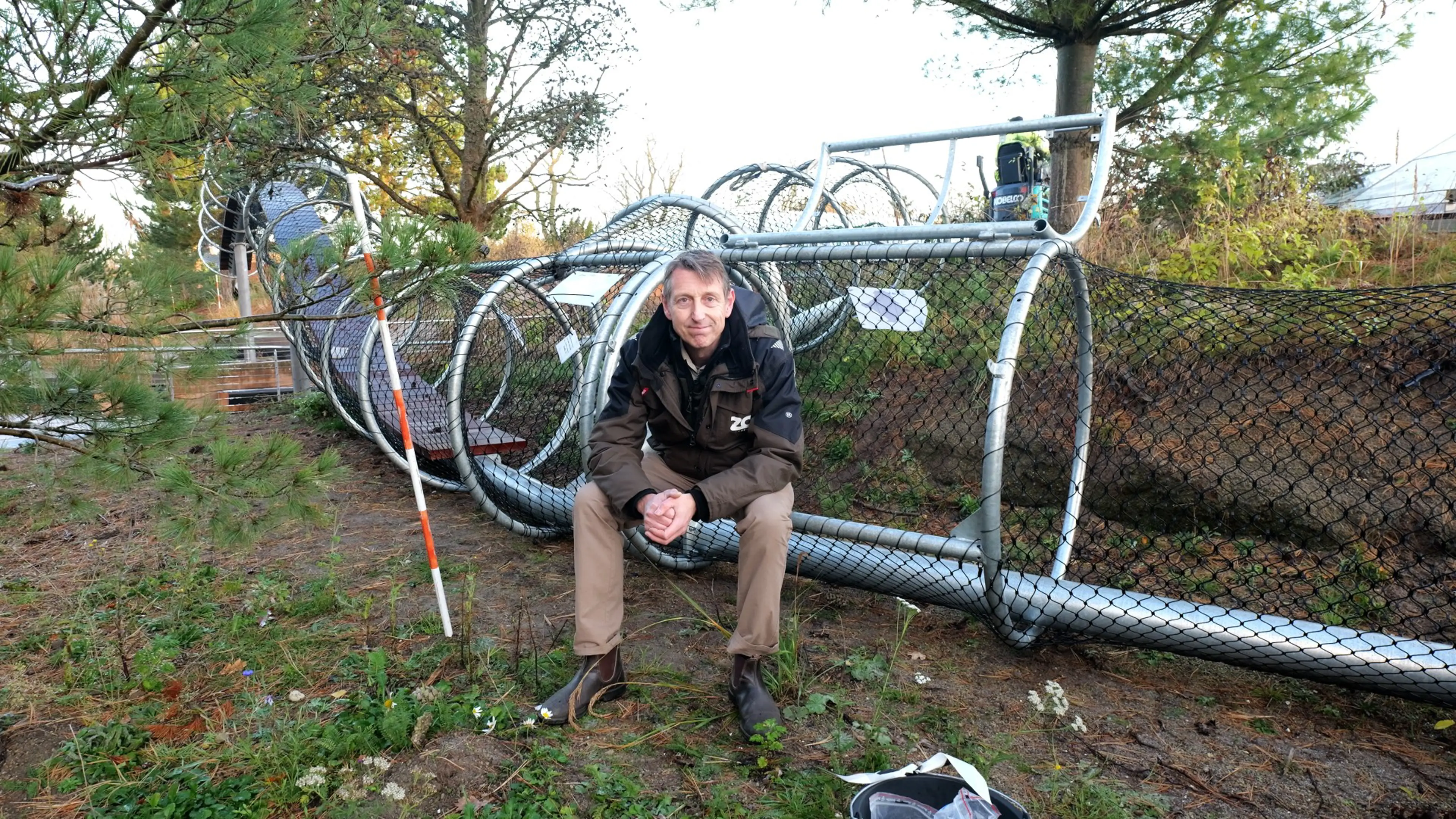 Zoologisk direktør foran leopardtunnel