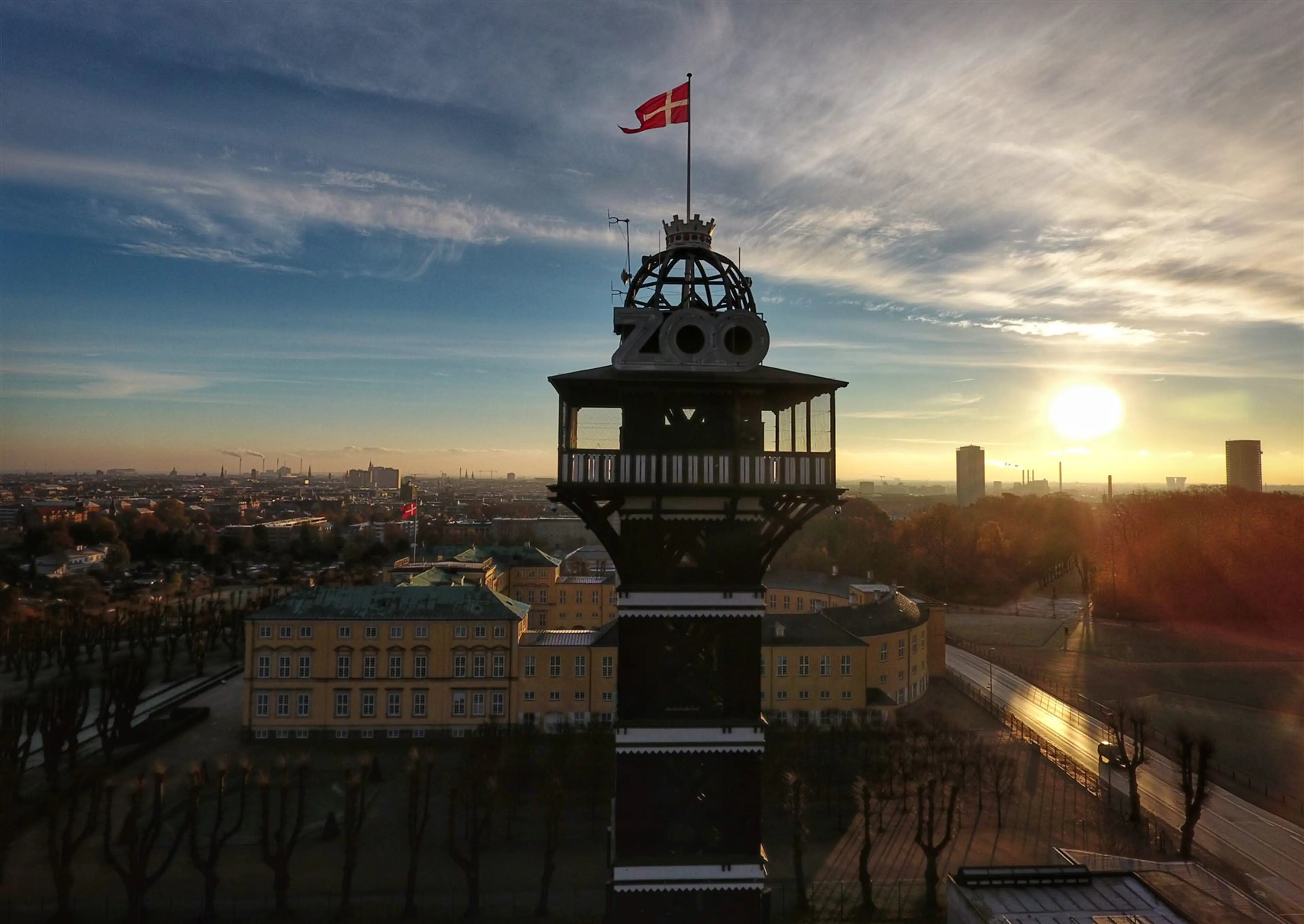 Zootårnet i morgen solen, men København i baggrunden