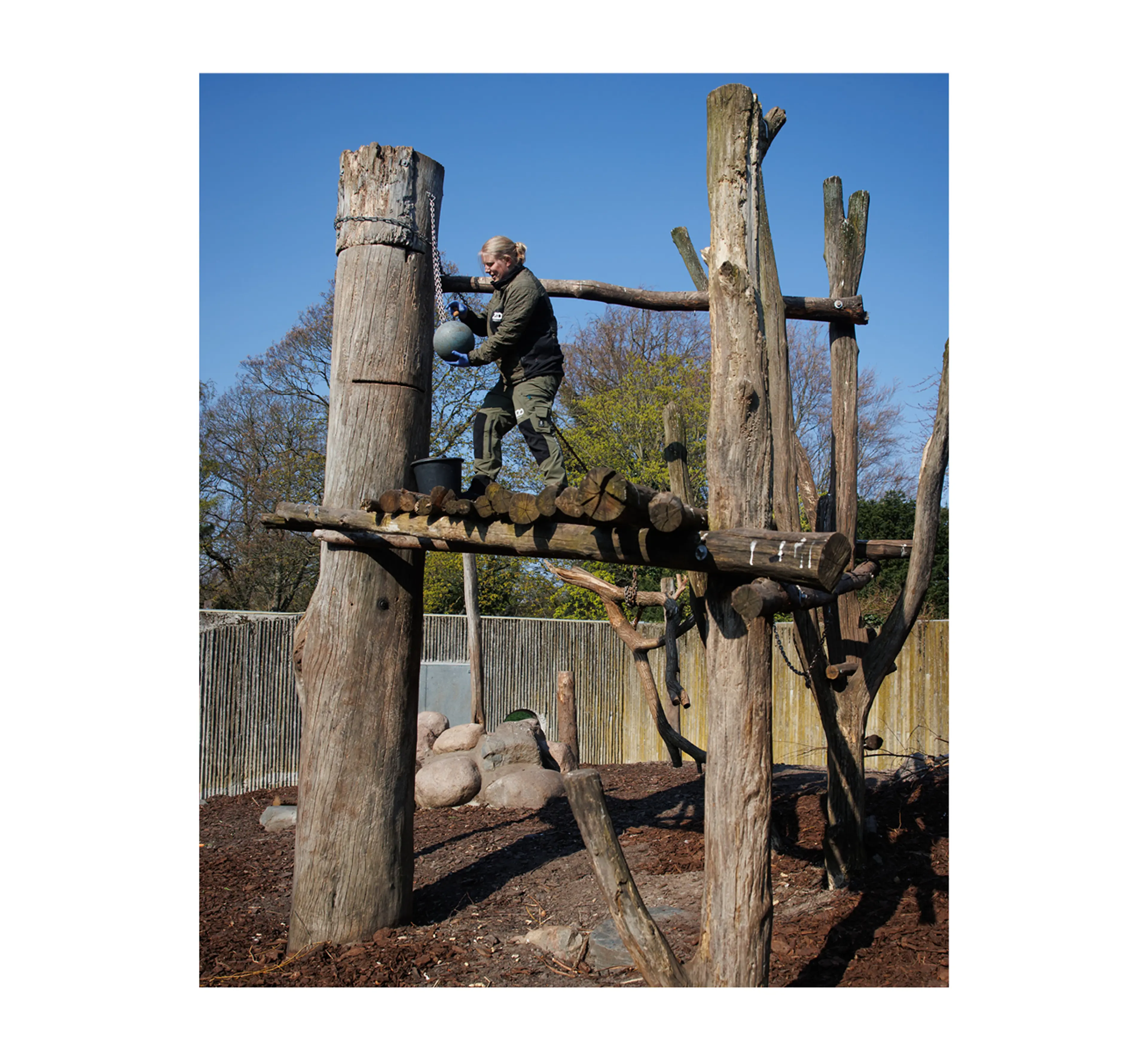 Dyrepasser gør berigelse klar i anlæg