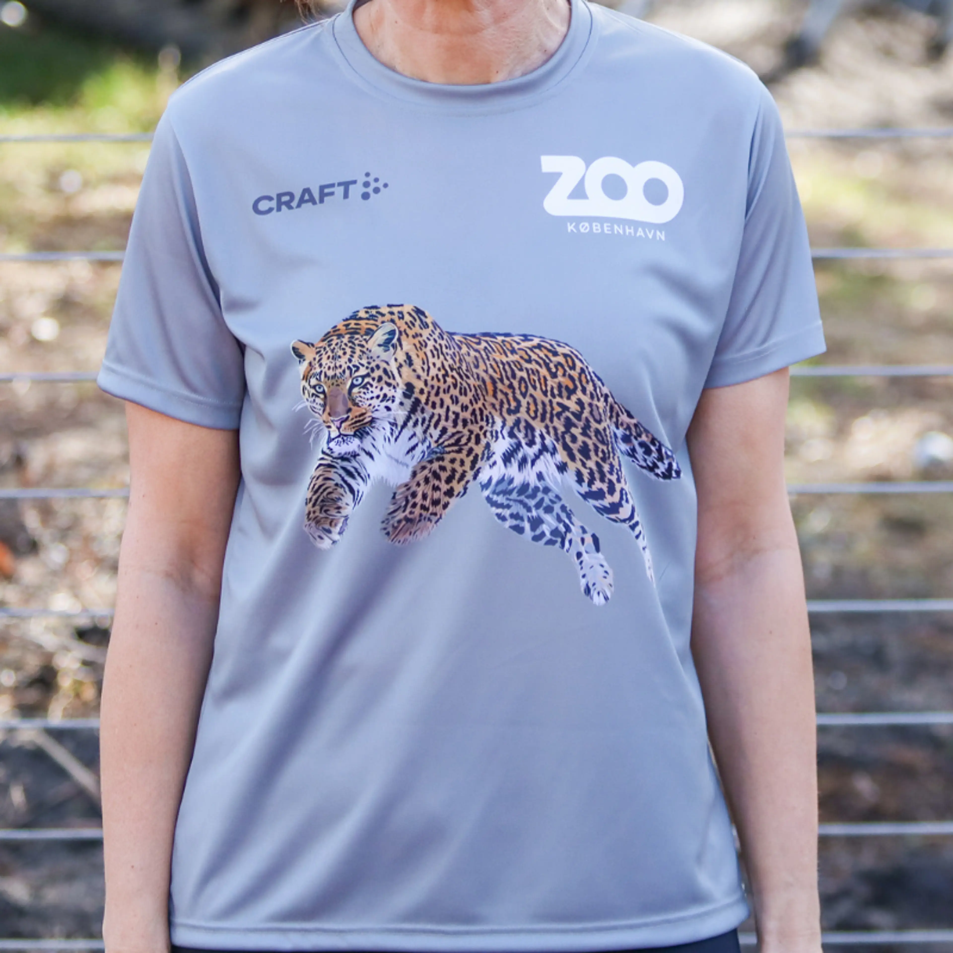 Produktmockup af ZOOLØB 2026-trøje med ZOO København logo og leopard-motiv