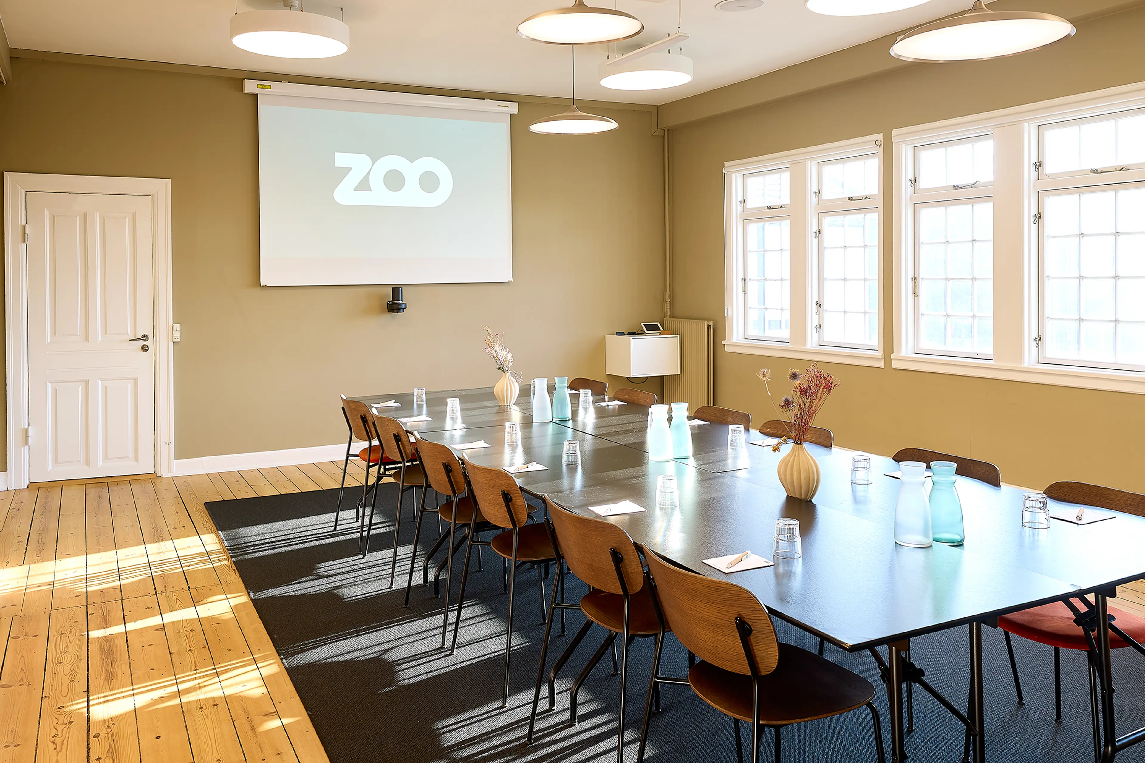 Lyst mødelokale i Kjærbøllingshus med plads til teamdage og erhvervsmøder i unikke omgivelser